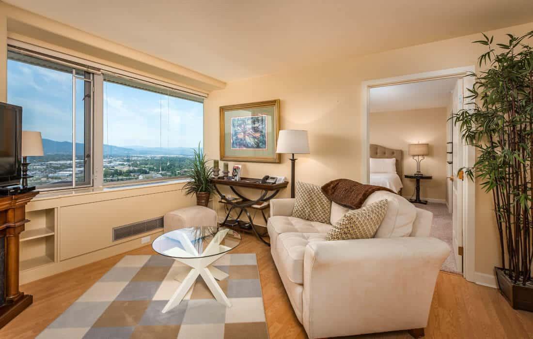 Photo of a living room in a Rogue Valley Manor residence.