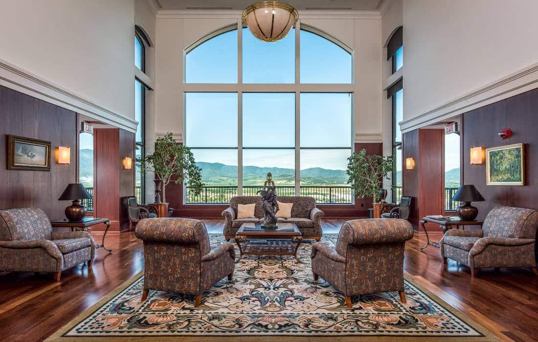 Photo of a Rogue Valley Manor common room with comfortable chairs and decorative accents.