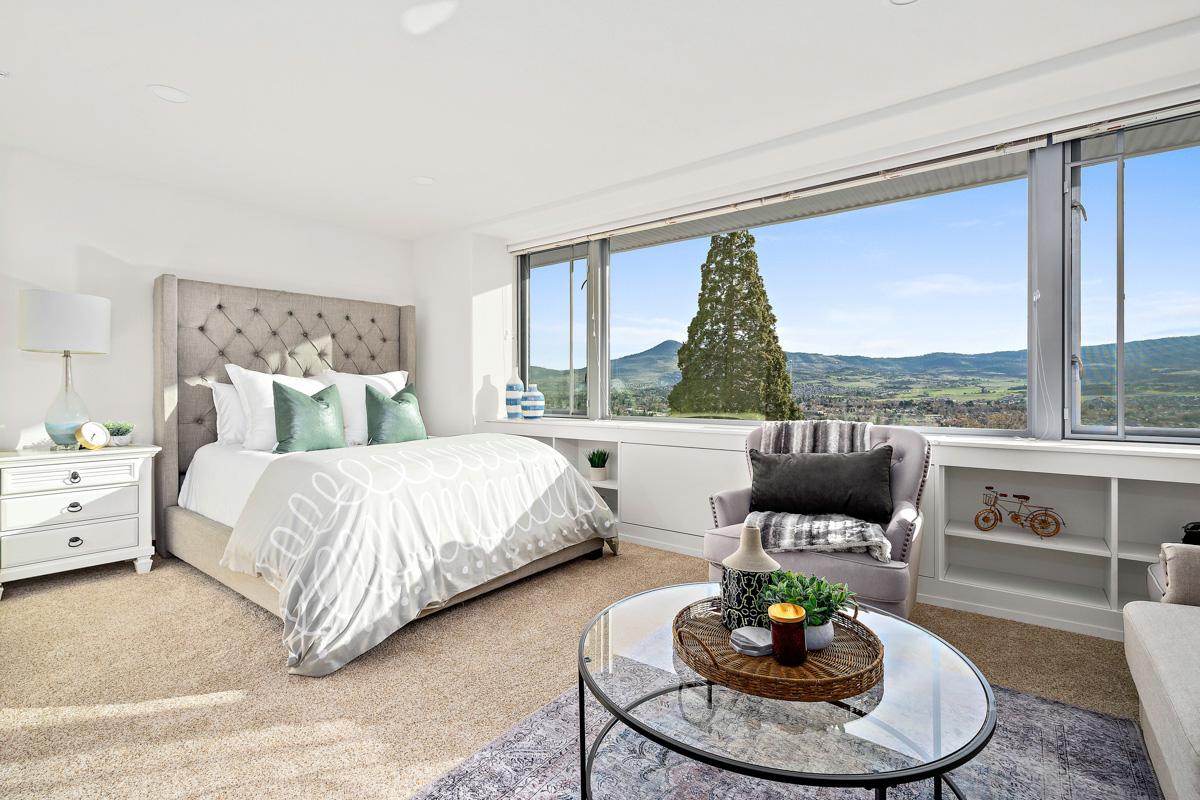 Photo of a bedroom in a Rogue Valley Manor residence.