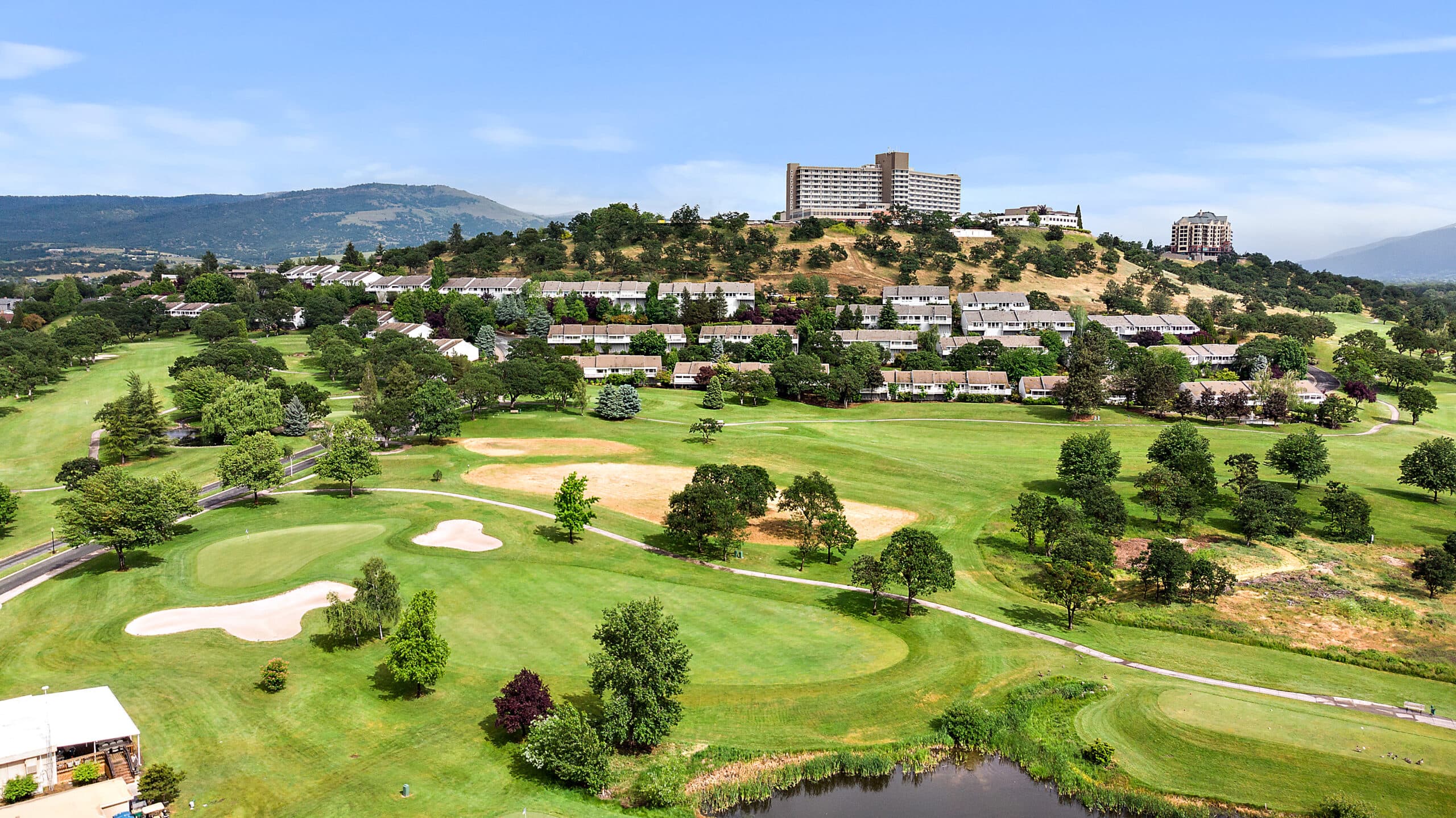 Aerial view of Rogue Valley <anor and the surrounding area.
